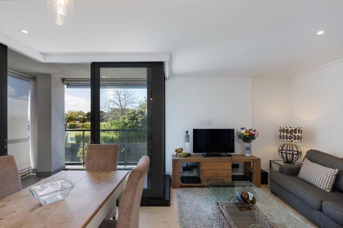 Central Southern Suburbs Leafy Village Neighbourhood 开普敦 外观 照片